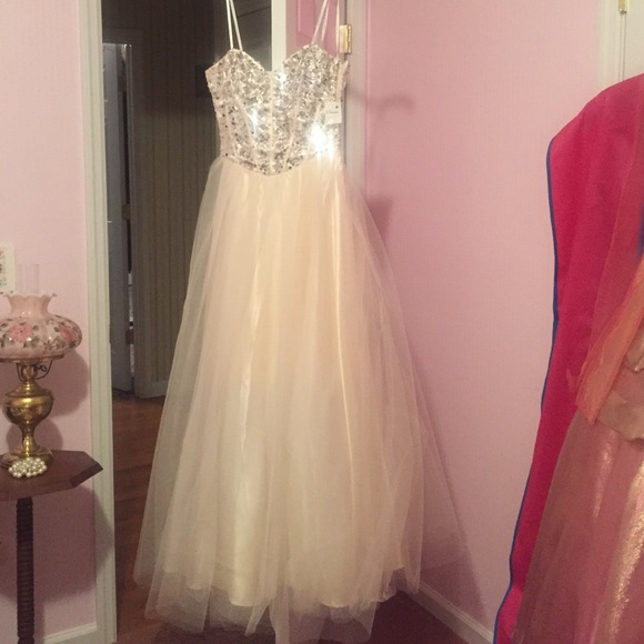 Prom dress - Picture 2 of 2