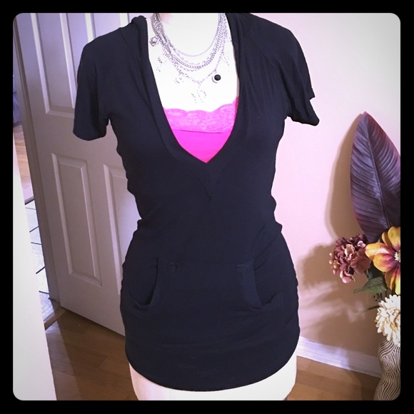 Long black short sleeve overlay.