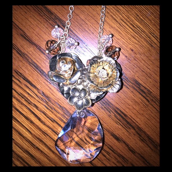 LOWER PRICE!! Gold, Pearl, & Crystal Necklace