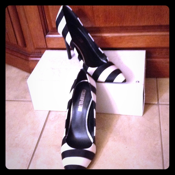 Black and white pump