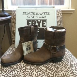 BRAND NEW Frye boots womens 10