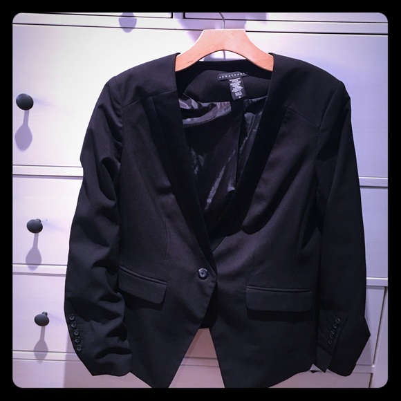 Apostrophe one button long sleeve blazer