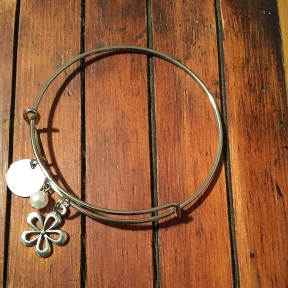 🌸Custom Stamped initial & Flower Charms🌸Bangle - Picture 2 of 4