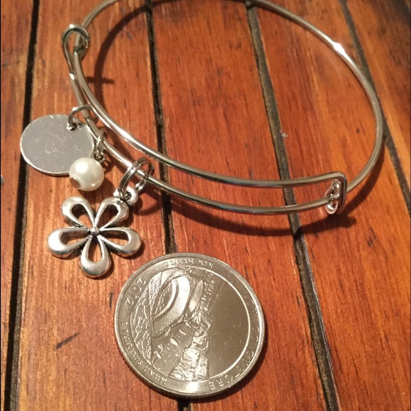 🌸Custom Stamped initial & Flower Charms🌸Bangle - Picture 3 of 4
