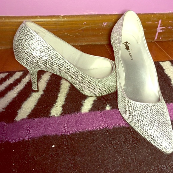 Silver heel pointed shoes