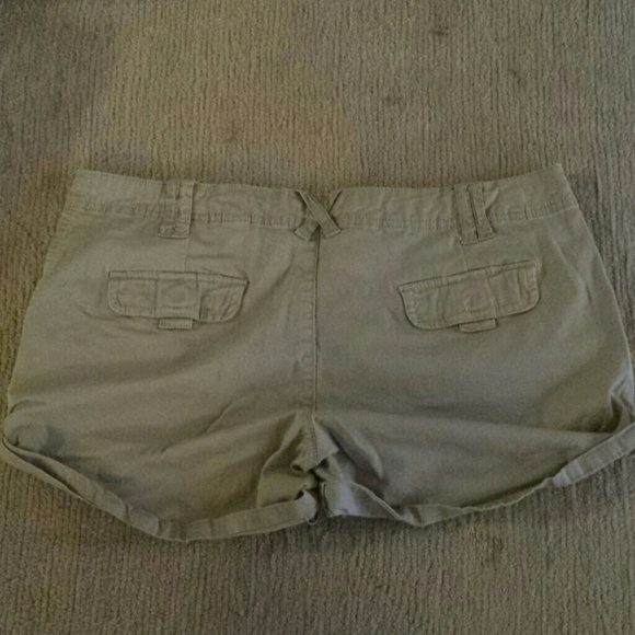 Khaki shorts, juniors medium