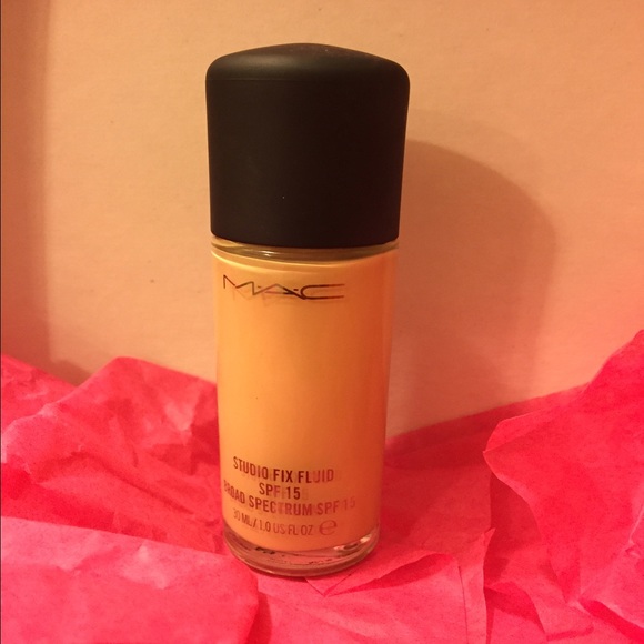 MAC Studio Fix Fluid NC15