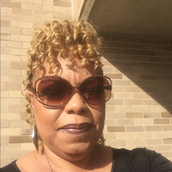 Meet your Posher, Raina - Picture 8 of 8