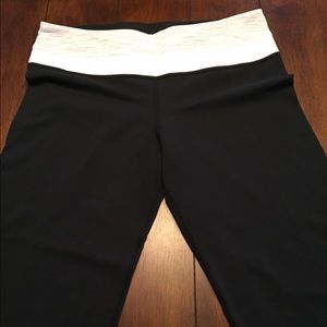 Never worn Lululemon groove crops, sz 8