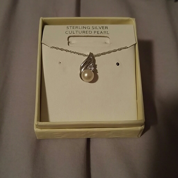 Pearl necklace with diamond accent