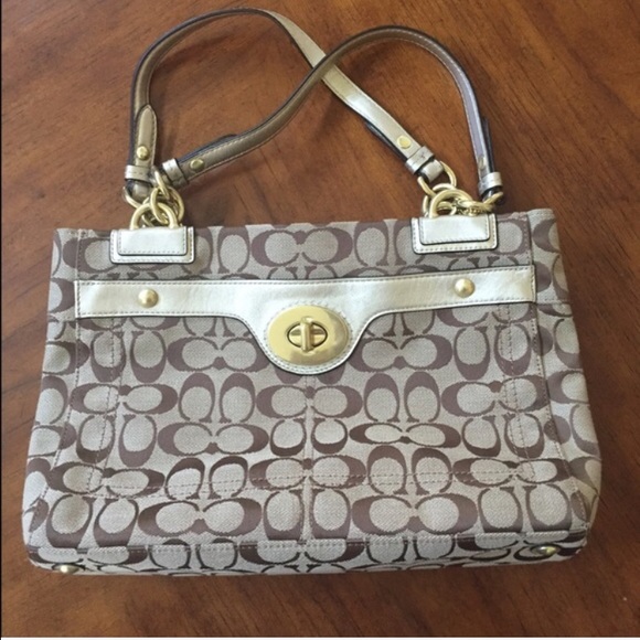 NWOT Classic COACH Medium Sized Handbag