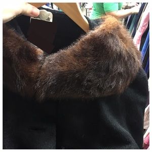AMAZING CONDITION vintage wool coat w/ fur collar