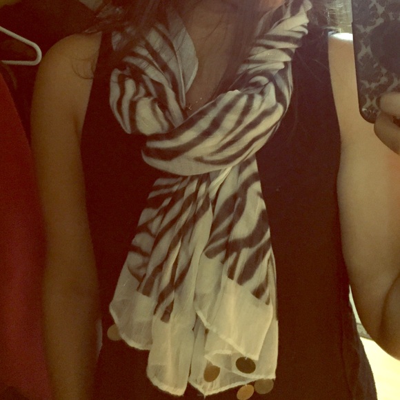 Lightweight scarf with coin details - Picture 1 of 3