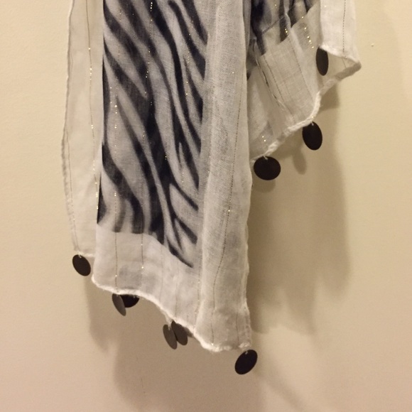 Lightweight scarf with coin details - Picture 2 of 3