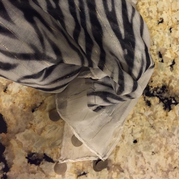 Lightweight scarf with coin details - Picture 3 of 3