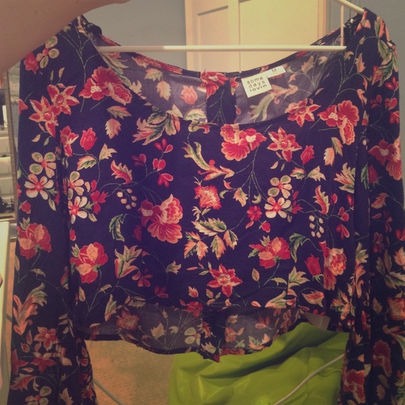 Cropped flowery top
