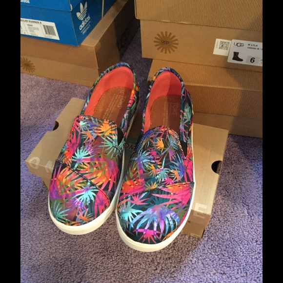 HP 🎉 Toms Avalon Size 6