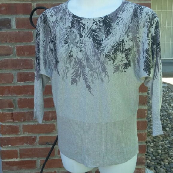 Gray sweater top with design