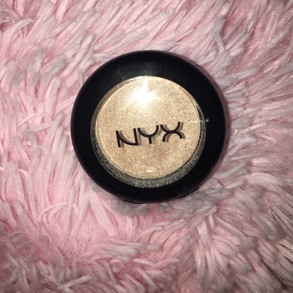 NYX single eyeshadow in the shade "Pixie"