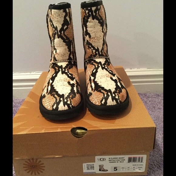 UGG Shoes - Ugg size 5 classic reptile cow
