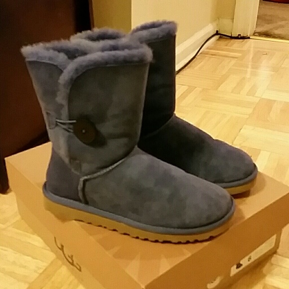 Ugg bailey button  (like new) - Picture 2 of 4