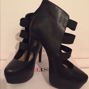 6" sexy leather black three strap heels 😍👠👡