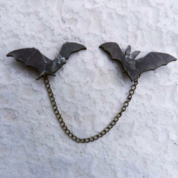 Bat sweater guard/Brooch - Picture 2 of 3