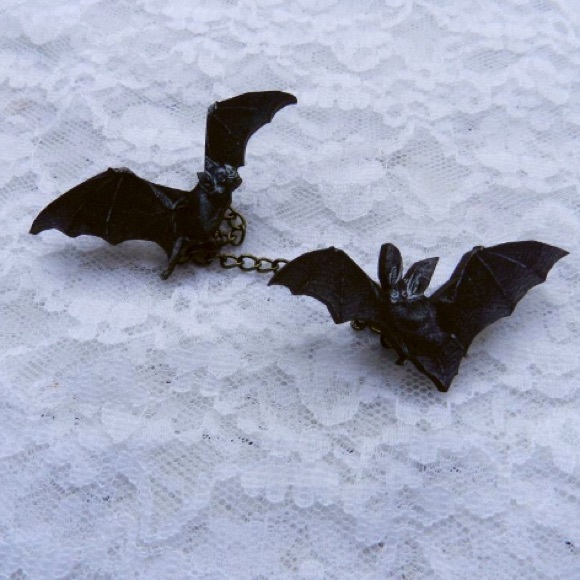 Bat sweater guard/Brooch - Picture 3 of 3