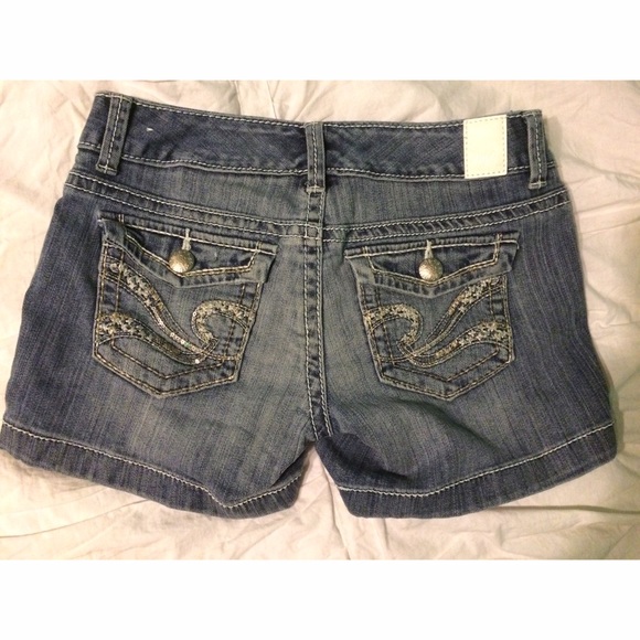 💖 Super Cute Ripped Denim Shorts 💖 - Picture 3 of 3