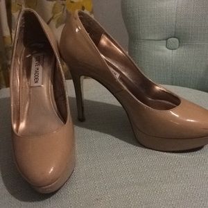 Nude pumps!