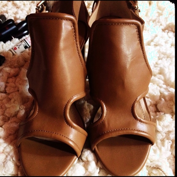 BCBG Tan Strap Heels 😍😍👠 size 9 & never worn - Picture 1 of 3