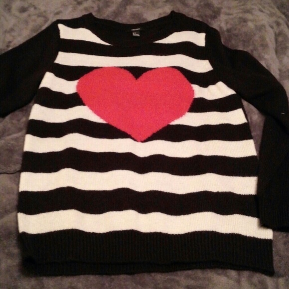Women's Forever 21 heart sweater