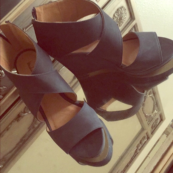 Cute navy blue wedges!