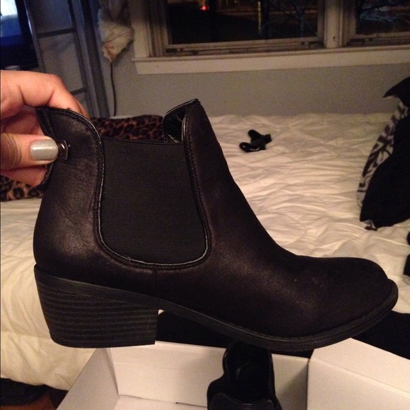 Shi black booties