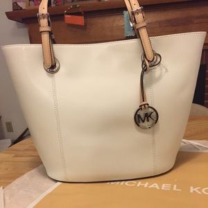 Gorgeous White Michael Kors Tote (tags on)
