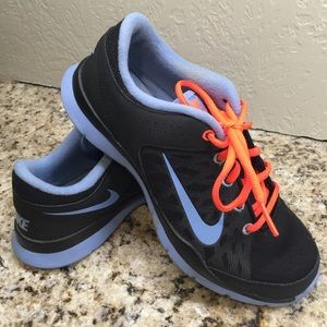 Women's Nike tennis shoes