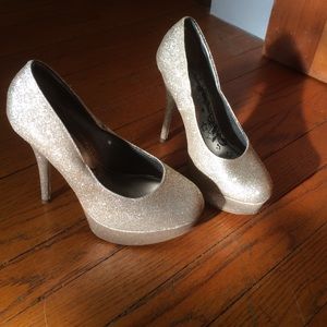 Gold glitter platform pumps