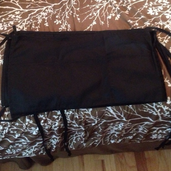 Set of 2, three-pocket aprons.