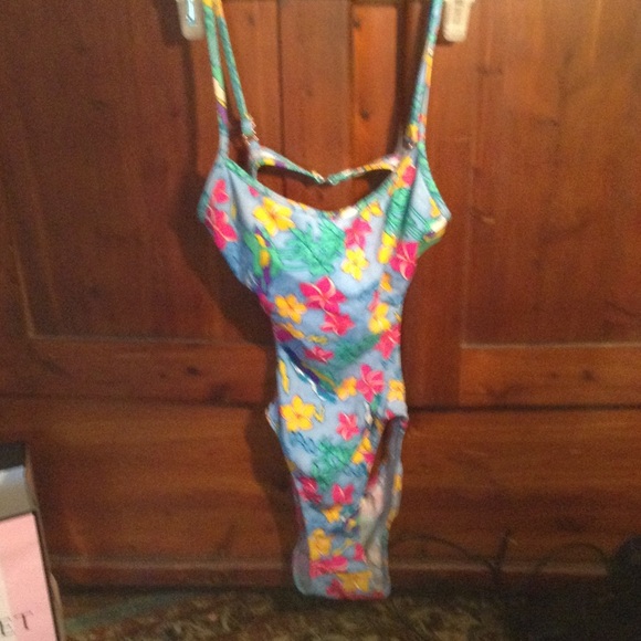 Pretty bathing suit size L in great condition