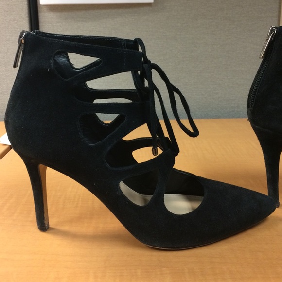 SUEDE LACE UP PUMPS