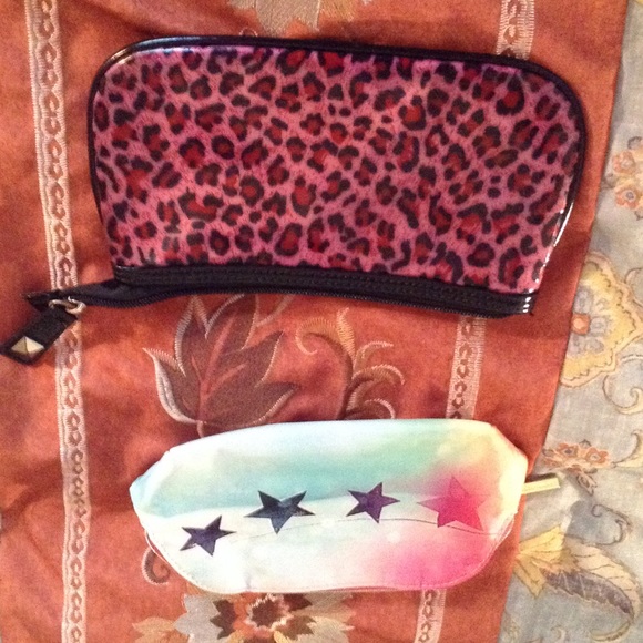 2 makeup cases or for whatnots.