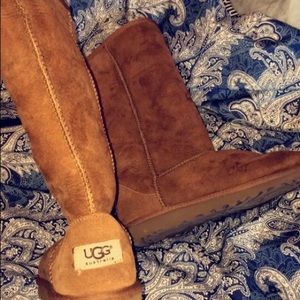 Size 7 Tall UGG boot - extremely good condition