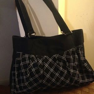 Vera Bradley EUC black & white hand bag