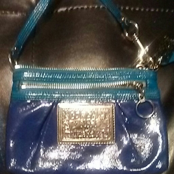 Coach
Poppy
Patent Leather Wristlet
