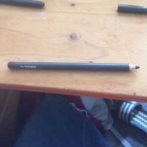 Mac Currant lip pencil