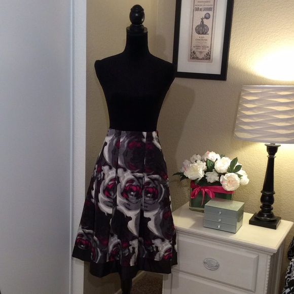 Express Design Studio Dresses & Skirts - 🎀 Absolutely GORGEOUS Skirt 🎀