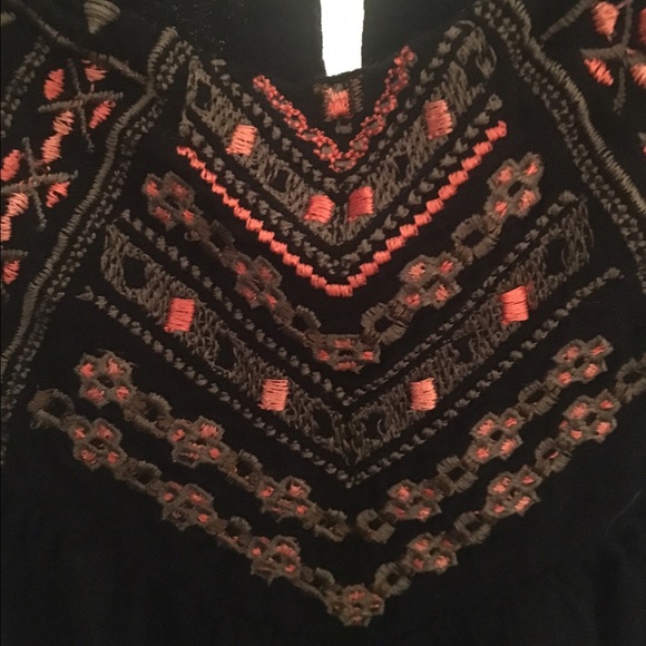 Cute small black tank with design - Picture 3 of 3