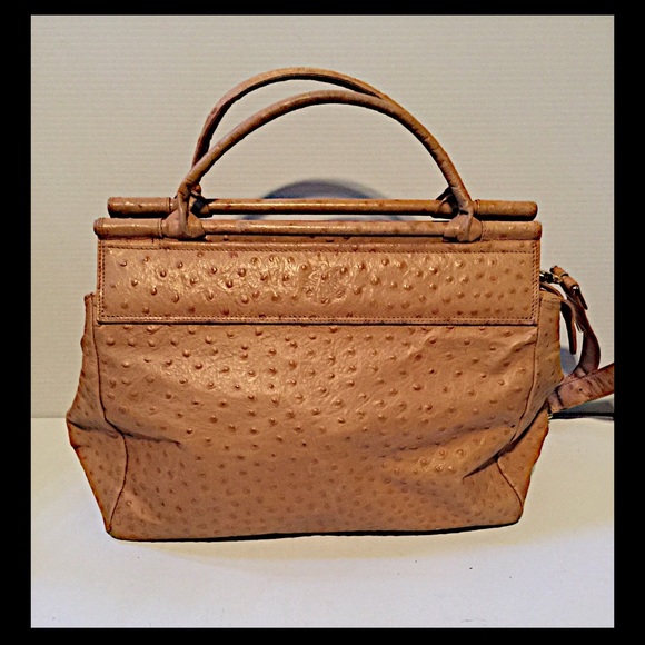 Beautiful leather bag. Logo is unknown