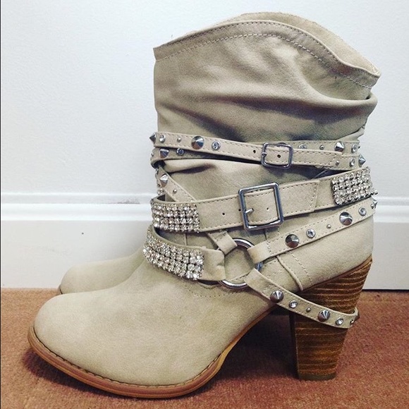 Short cream boot
