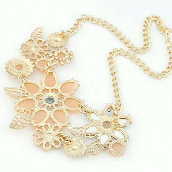 LUXURIOUS RESIN NEUTRAL CRYSTAL STATEMENT NECKLACE - Picture 2 of 2